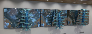Taideteos, jossa kolme merikasvin näköistä hahmoa, joiden takana aaltoilevia peilejä.