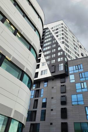 Kaksi modernia rakennusta.