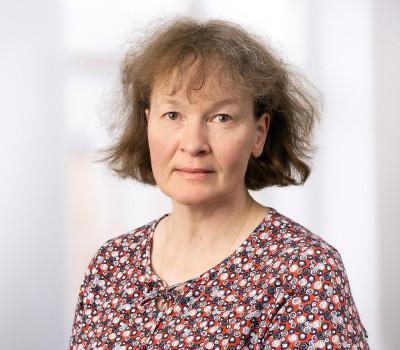 Naisen kasvokuva.