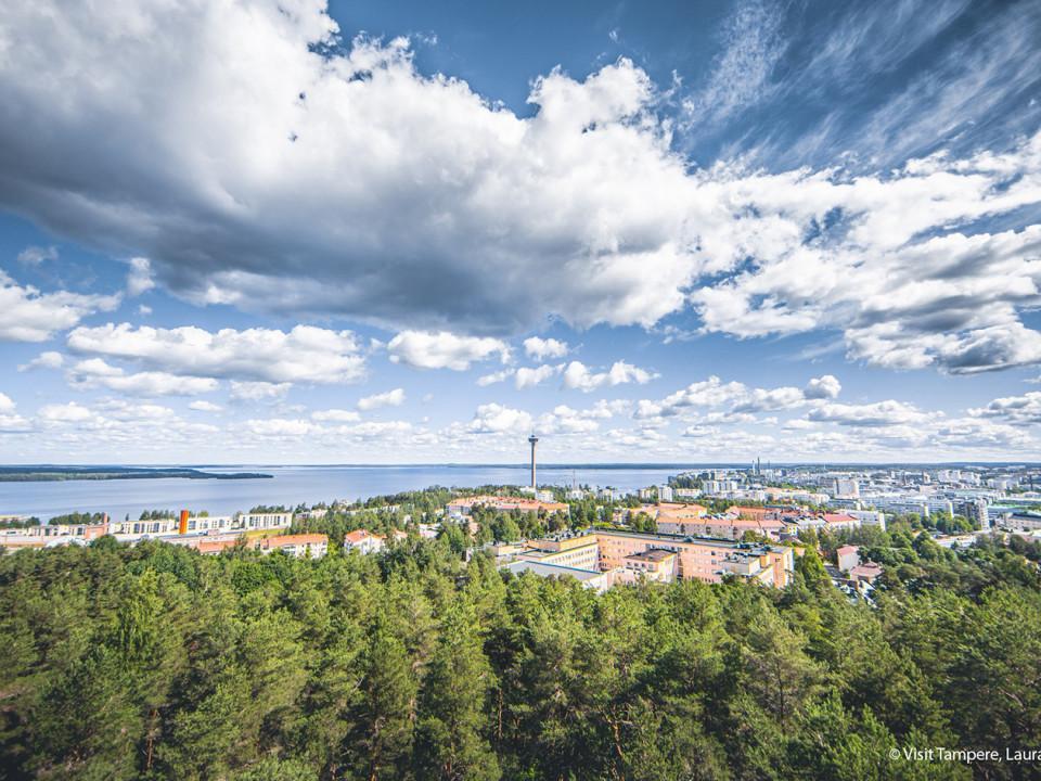 Maisemakuva Tampereesta; metsää, Näsijärveä ja Näsinneula.