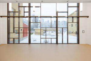 Koulun moniruutuinen ikkuna koulun sisäpuolelta kuvattuna.
