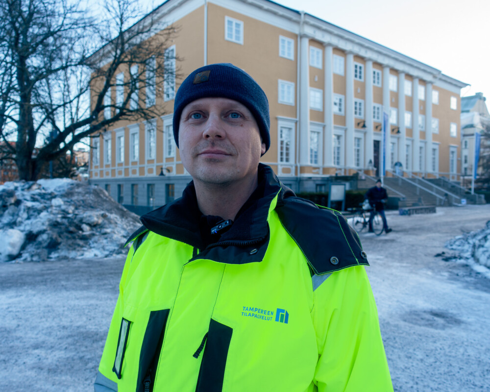 Tampereen Tilapalvelujen hankepäällikkö Tero Keisu, taustalla perusparannettu Kulttuuritalo Laikku.