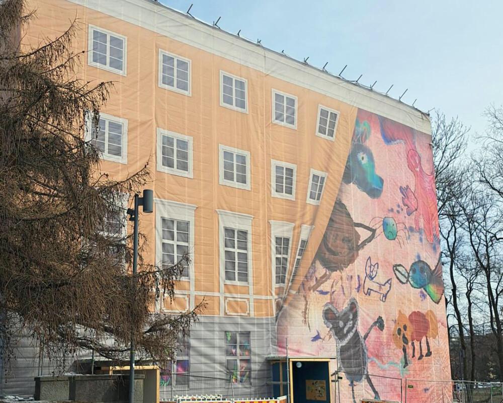 Rakennus on peitetty Lastenkulttuurikeskus Rullan ja Taidekaaren toiminnassa syntyneillä taideteoksilla.
