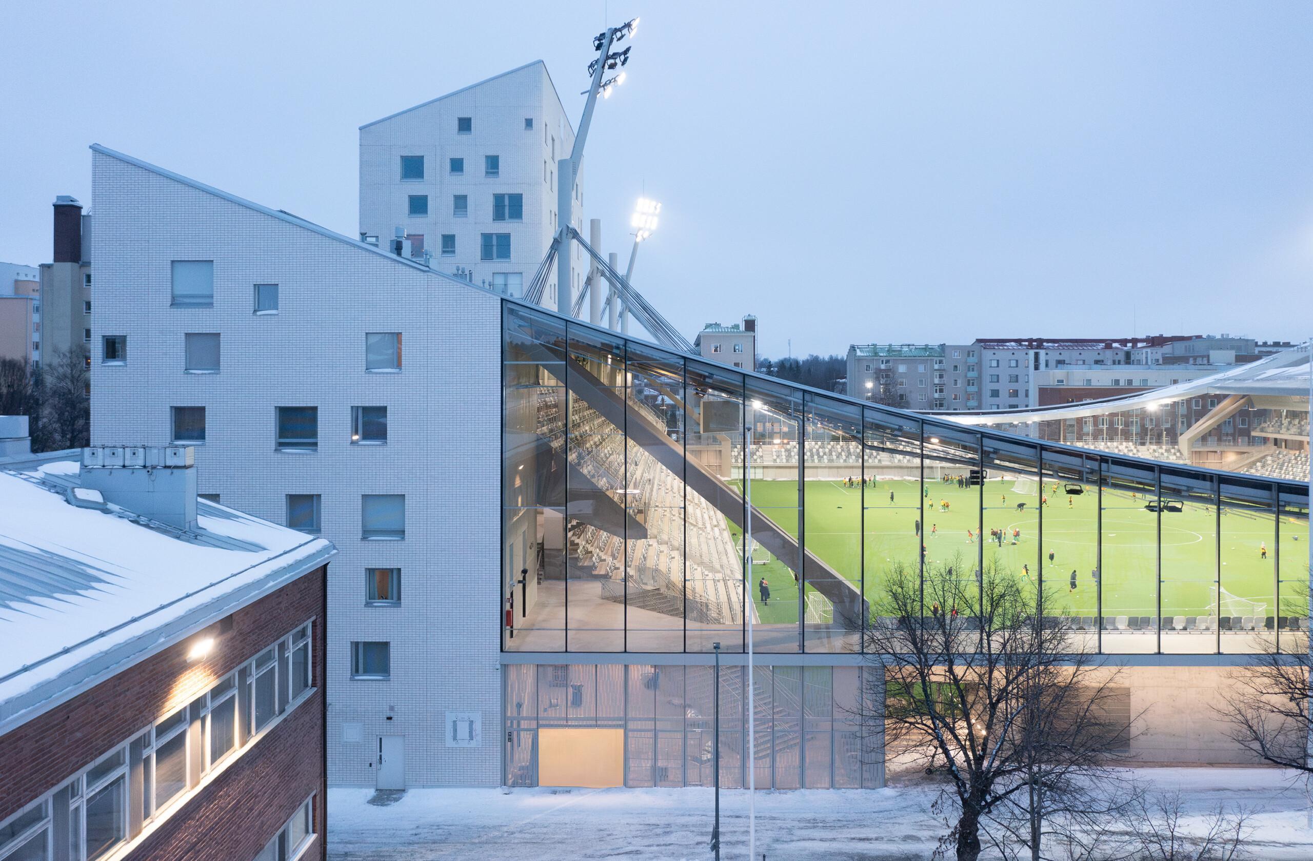 Kaarevan jalkapallostadionin pääty.