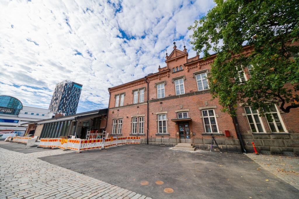 Tampereen peruskorjattu Tullikamari avaa ovensa yleisölle lokakuun lopussa. Rakennuksen uusi kellarikerros, parannettu akustiikka ja esteettömät reitit tekevät vierailusta entistä sujuvamman.