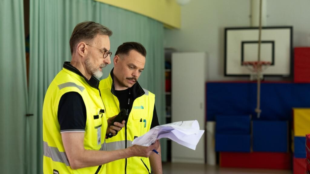 Tampereen purkuhankkeissa kiertotalous on jo arkipäivää: yli 90 % materiaaleista päätyy hyötykäyttöön, ja jopa kokonaisia rakennuksia siirretään uusiokäyttöön. Lue, miten vanha saa uuden elämän!