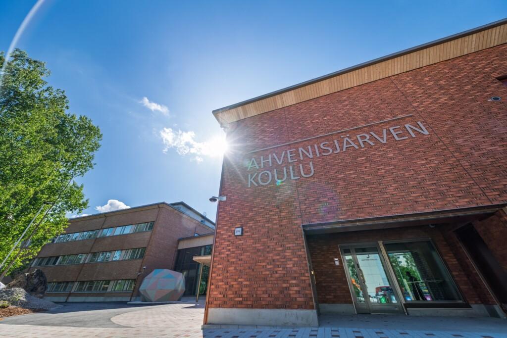 Tampereen Tilapalvelut luovutti Ahvenisjärven uuden koulun tilat toukokuussa. 1100 oppilaan moderni ja energiatehokas koulu käynnistyy Hervannassa elokuussa 2026.