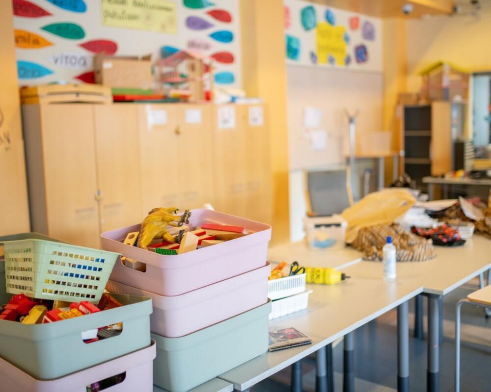 Muutto käynnissä: alakoululaiset siirtyvät väistötiloihin entiseen Hatanpään lukiorakennukseen ennen rakennustöiden alkua. Oppilaat osallistuvat muuttoon lukuvuoden viimeisten viikkojen aikana.